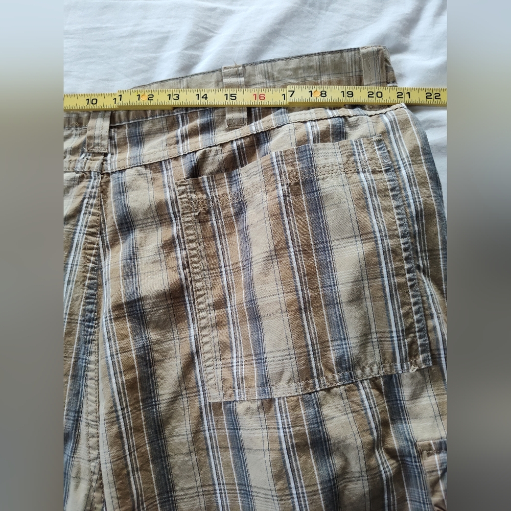WRANGLER Men's Shorts. Waist Size 42. 10" Inseam. - Picture 5 of 7